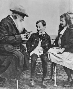 Muotokuva Lev Nikolajevitš Tolstoista (1828-1910) lastenlastensa kanssa (katso myös 105767)